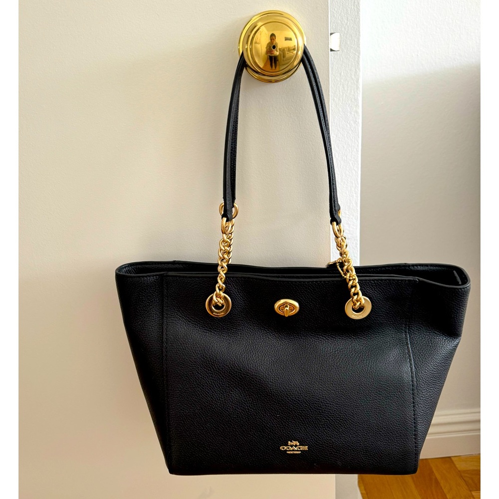 Brand new Coach leather shoulder bag with zipper